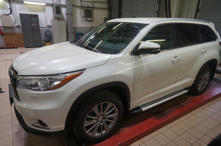 Пороги алюминиевые Brillant Silver для Toyota Highlander (2014-2020) TOHI.48.2502