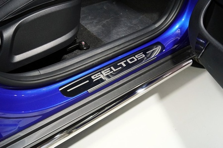 Накладки на пороги зеркальные с надписью Seltos для Kia Seltos (2020-2024) KIASELT20-03