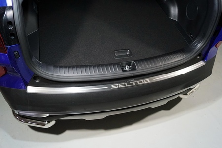 Накладка на задний бампер шлифованная с надписью Seltos для Kia Seltos (2020-2024) KIASELT20-08