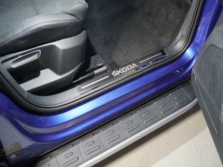 Накладки на пластиковые пороги зеркальные с надписью Skoda Karoq (2020-2025) SKOKAR20-08