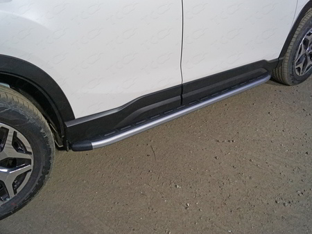 Пороги алюминиевые с пластиковой накладкой KARBON серебро Subaru Forester (2018-2021) SUBFOR18-32SL 