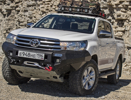 Бампер силовой передний Toyota Hilux (черный, с ПТФ) (2015-2023) D.5701.1.B