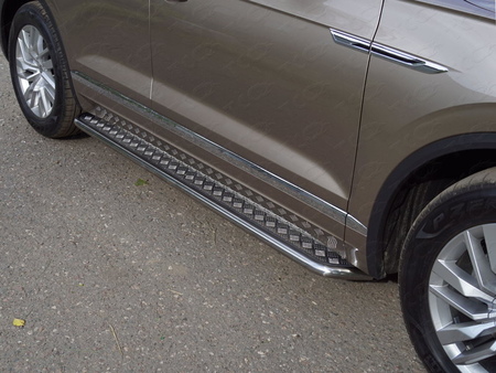 Пороги труба с площадкой 42.4 мм Volkswagen Touareg (2018-2024) VWTOUAR18-28