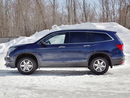 Пороги труба 75х42 овал с проступью RUSSTAL Honda Pilot (2016-2025) HPO-002925