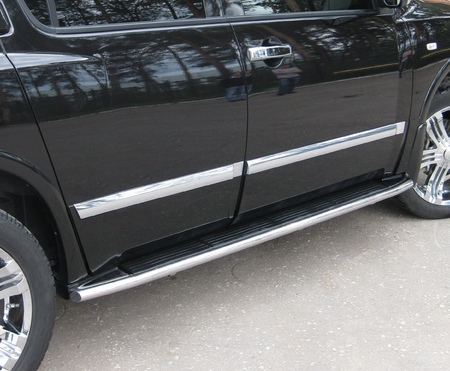 Пороги труба d42 по колесной базе вариант 1 RUSSTAL Infiniti QX56 (2004-2009) IQT-0003211