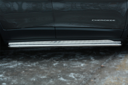 Пороги труба d42 с листом (лист алюминий, профиль нержавеющий) вариант 1 RUSSTAL Jeep Cherokee (2014-2018) JCL-001989