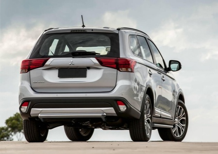 Защита заднего бампера d57 короткая Mitsubishi Outlander (2015-2018) R.4010.008