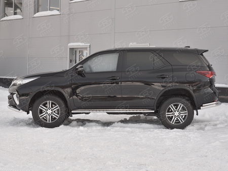 Пороги труба d75х42 овал с проступью(лист алюминий, пыльник) RUSSTAL Toyota Fortuner (2017-2021) TFO-002885