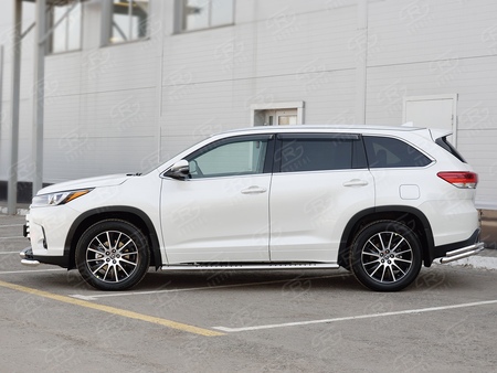 Пороги труба 120х60 овал с проступью RUSSTAL Toyota Highlander (2017-2020) THRO-002619