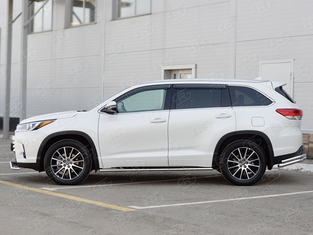 Пороги труба 75х42 овал с проступью RUSSTAL Toyota Highlander (2017-2020) THRO-002620