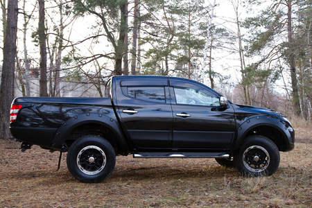 Молдинги на двери (передний левый) Mitsubishi L200 (2015-2018) MM-077512