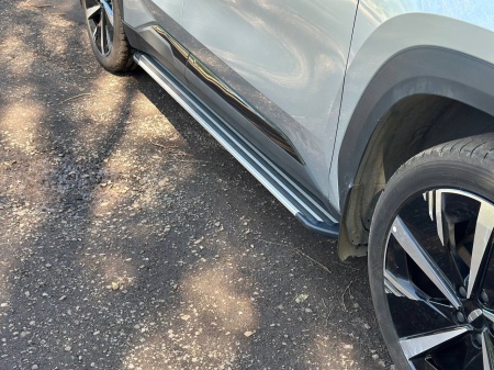 Пороги алюминиевые Slim Line Silver ТСС для Geely Atlas (2023-2025) GEELEATL23-01S