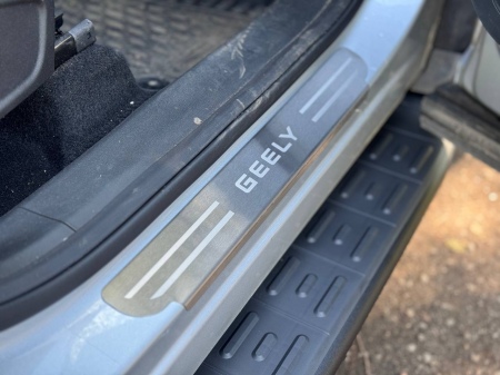 Накладки на пороги шлифованные с надписью ТСС для Geely Atlas (2023-2025) GEELEATL23-02