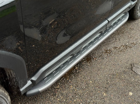 Пороги алюминиевые с пластиковой накладкой карбон серые для Haval H3 (2024-2025) HAVH324-04GR