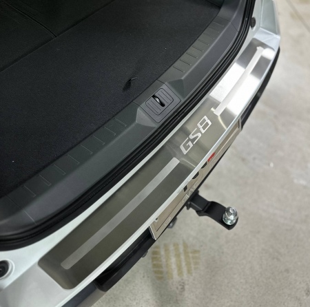 Накладка на задний бампер шлифованная с надписью для GAC GS8 Traveller (2025-) GACGS825-01