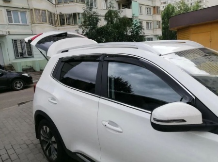 Дефлекторы боковых окон с хромированным молдингом Cobra Tuning для Chery Tiggo 4 Pro (2022-2024) C21819CR