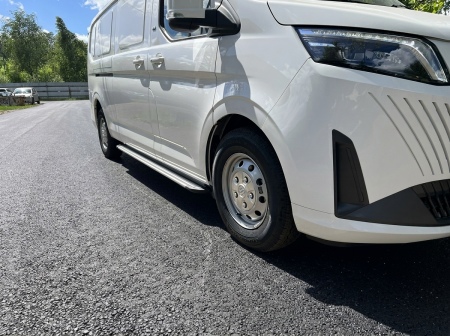 Пороги алюминиевые Slim Line Silver ТСС для Foton View (2026-) FOTVIEW26-03S