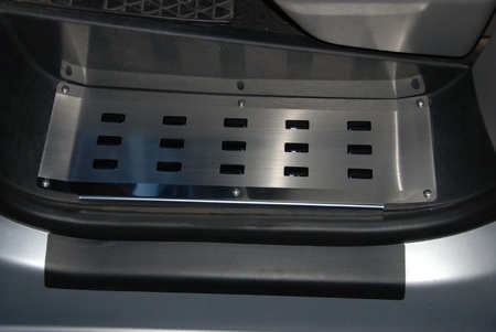 Накладки на переднюю внутреннюю пластиковую ступеньку Volkswagen Multivan (2003-2019) 08-0964