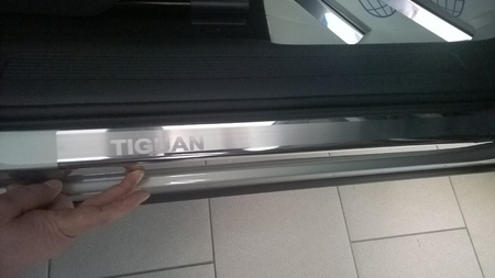 Накладки на пороги Volkswagen Tiguan (2017-2020) 08-1899