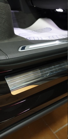 Накладки на пороги полиуретан Volkswagen Touareg (2018-2024) 31-1892