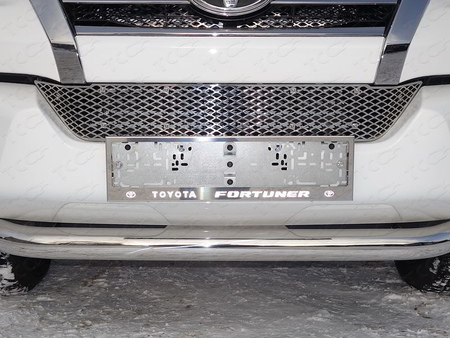 Решетка радиатора нижняя (лист) Toyota Fortuner (2017-2021) TOYFORT17-16