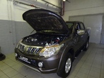 Амортизатор капота (упор) Mitsubishi L200 (2015-2019)