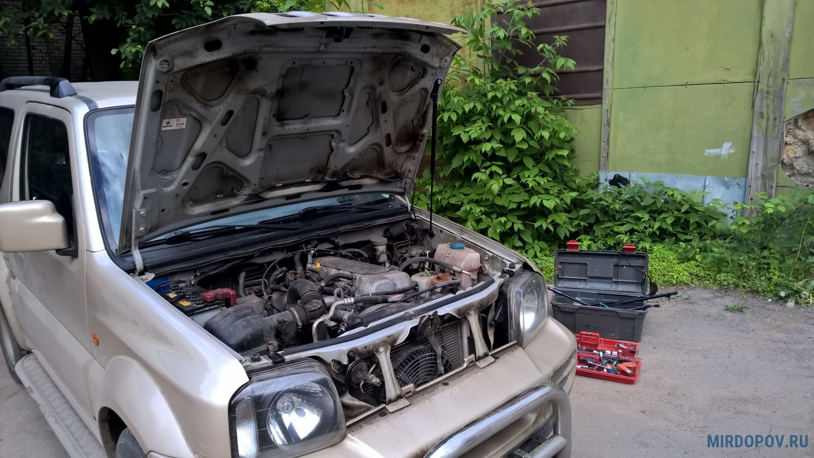 Капот сузуки джимни. Suzuki Jimny подкапотное пространство. Открытый капот Джимни. Упор капота Сузуки Джимни.